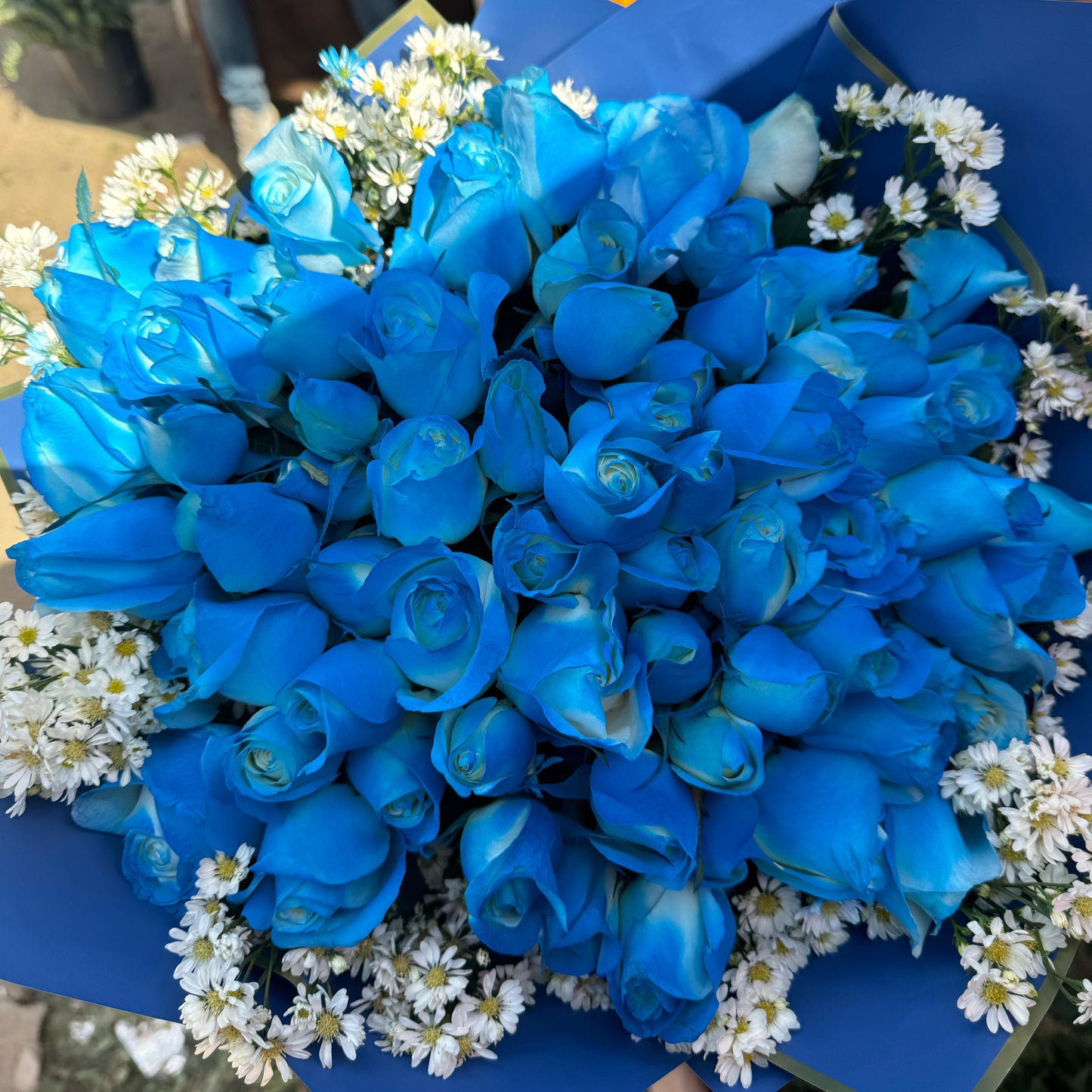 BOUQUET 50 Rosas Azules 💙. Perfecto para sorprender con originalidad y dejar una impresión inolvidable.